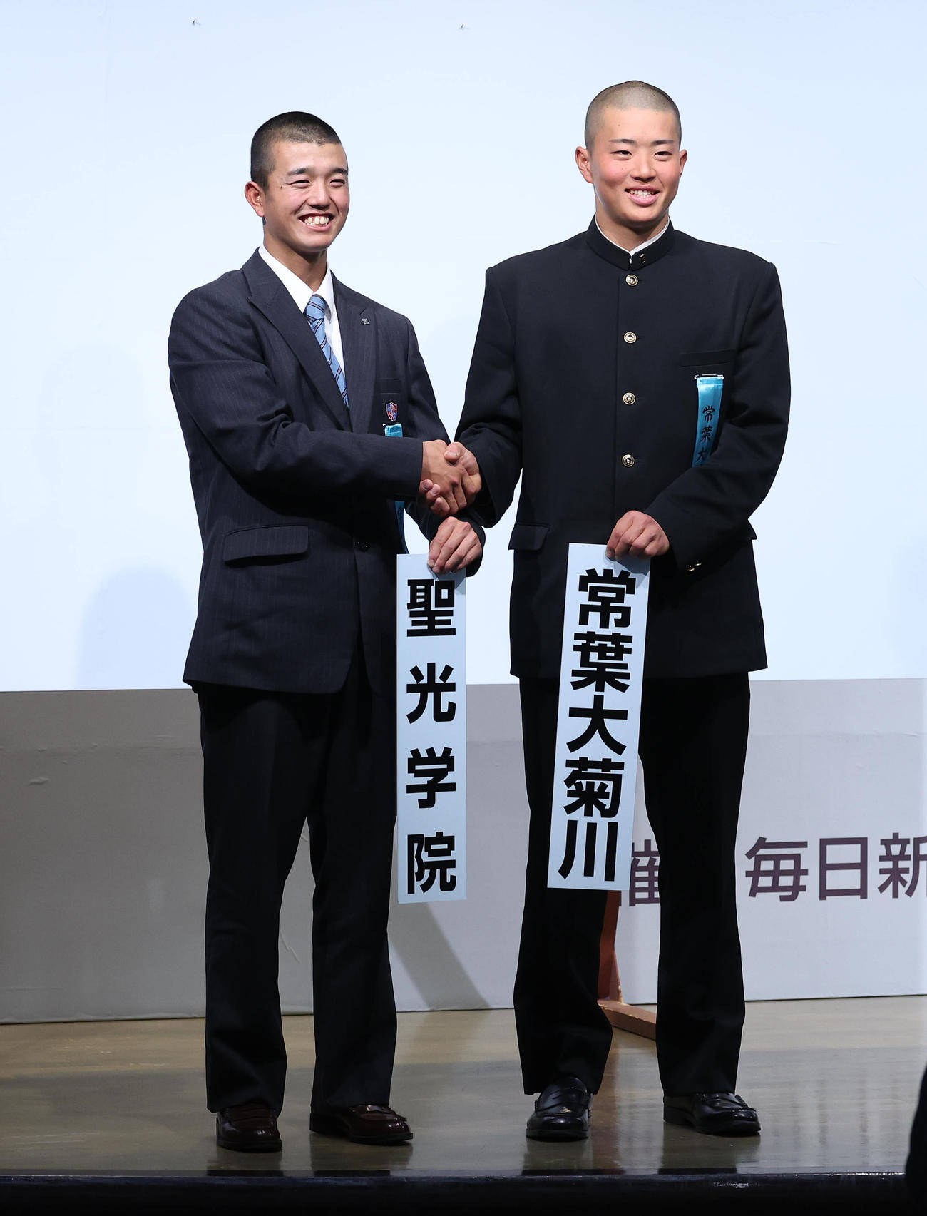 対戦が決まり握手を交わし健闘を誓う聖光学院・竹内主将（左）と常葉大菊川・橘木主将（撮影・白石智彦）