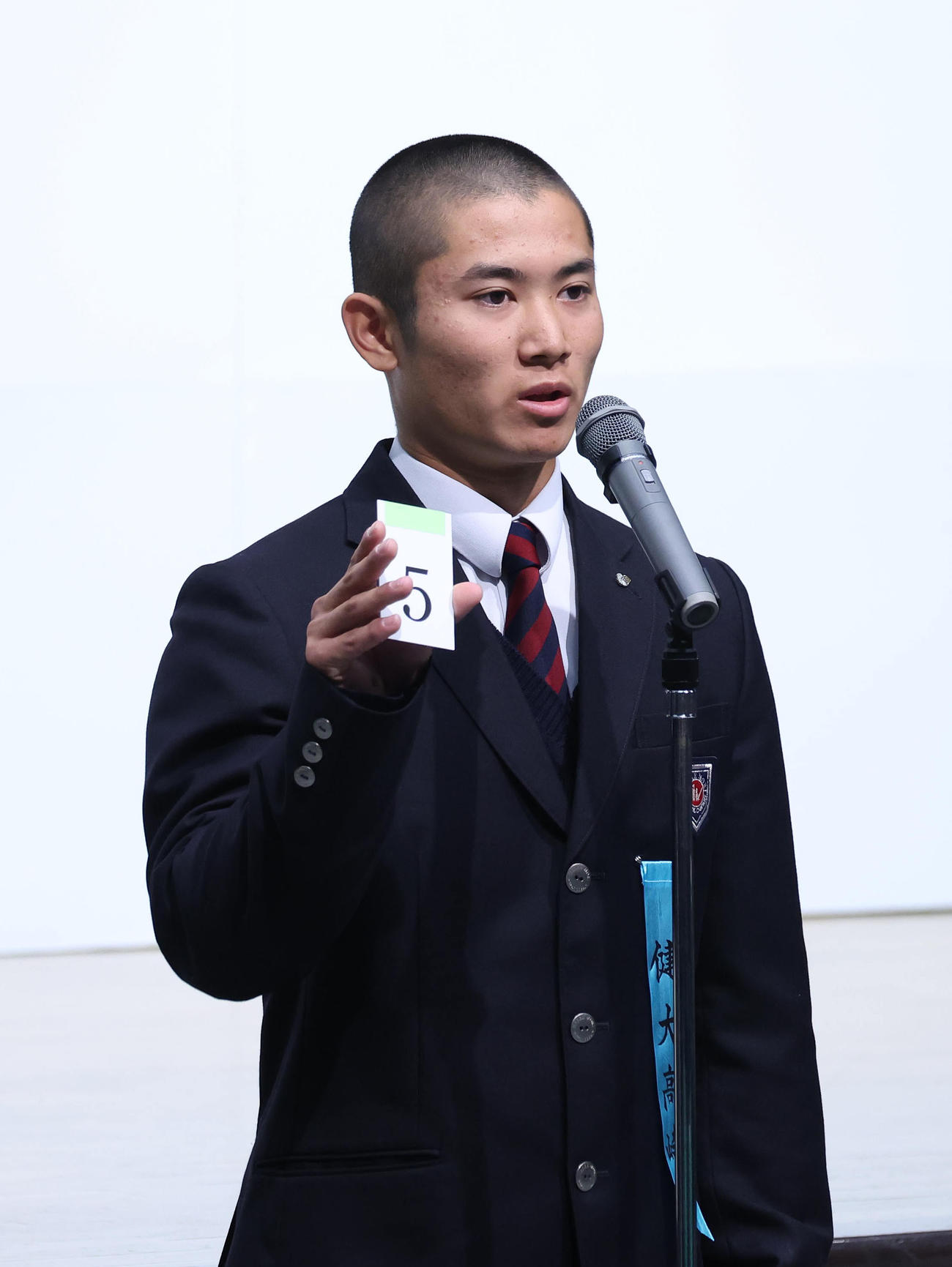 5番の番号札を読み上げる健大高崎・加藤主将（撮影・白石智彦）
