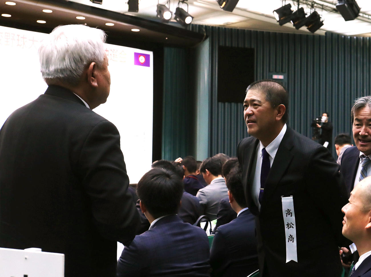 対戦が決まり会話を交わす早実・和泉監督（左）と高松商・長尾監督（撮影・白石智彦）