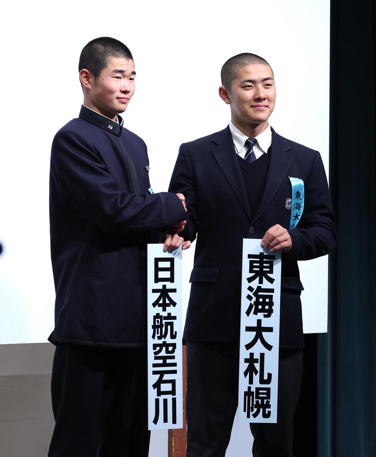 センバツでの対戦が決まり握手を交わし健闘を誓う日本航空石川・及川主将（左）と東海大札幌・山口主将（撮影・白石智彦）