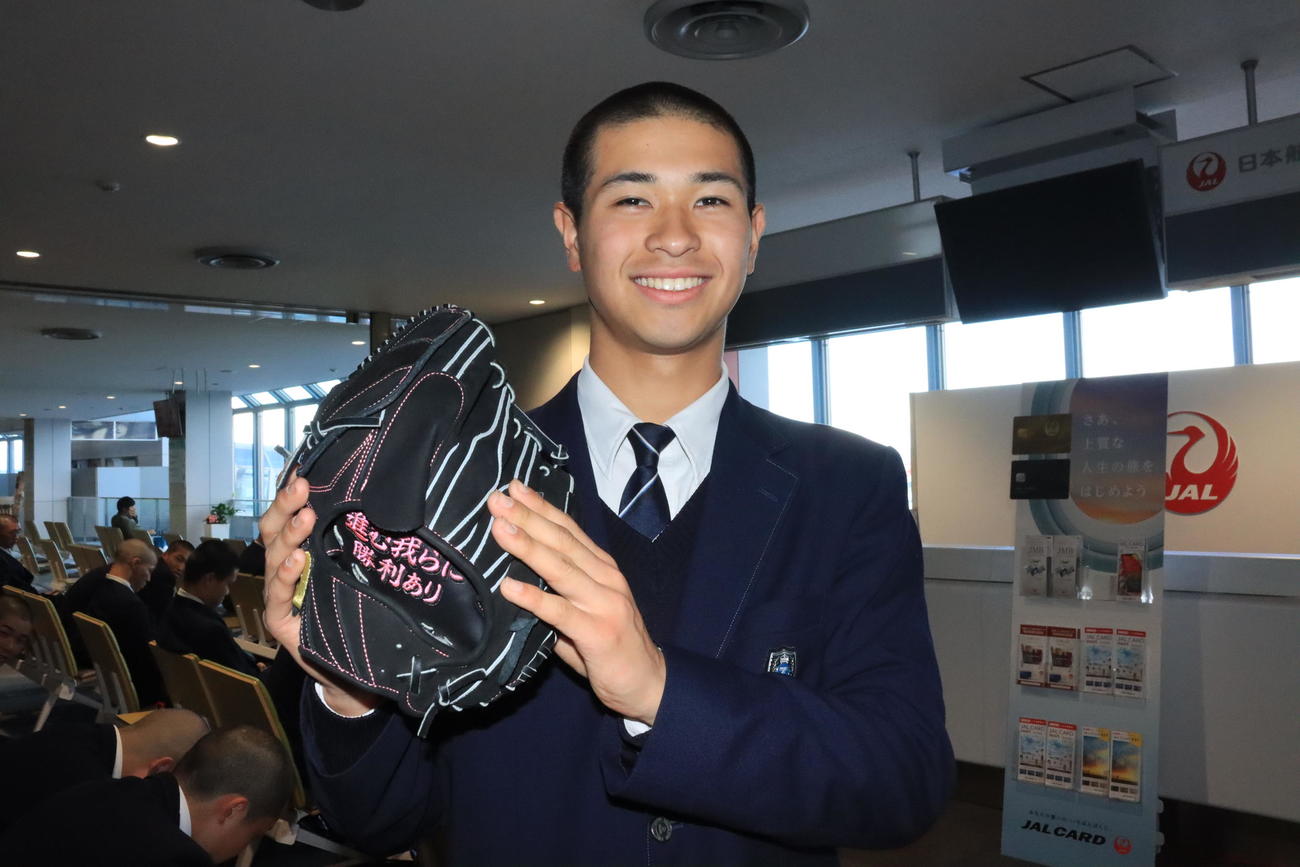 甲子園用に新調したグラブを持つ東海大札幌の矢吹。刺しゅうは「進む我らに勝利あり」の文字（撮影・保坂果那）
