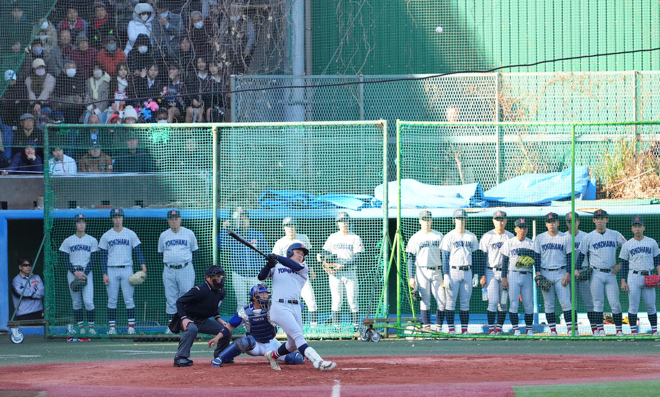 横浜対東大　2回表横浜2死二、三塁、右越え3点本塁打を放つ阿部葉（撮影・垰建太）
