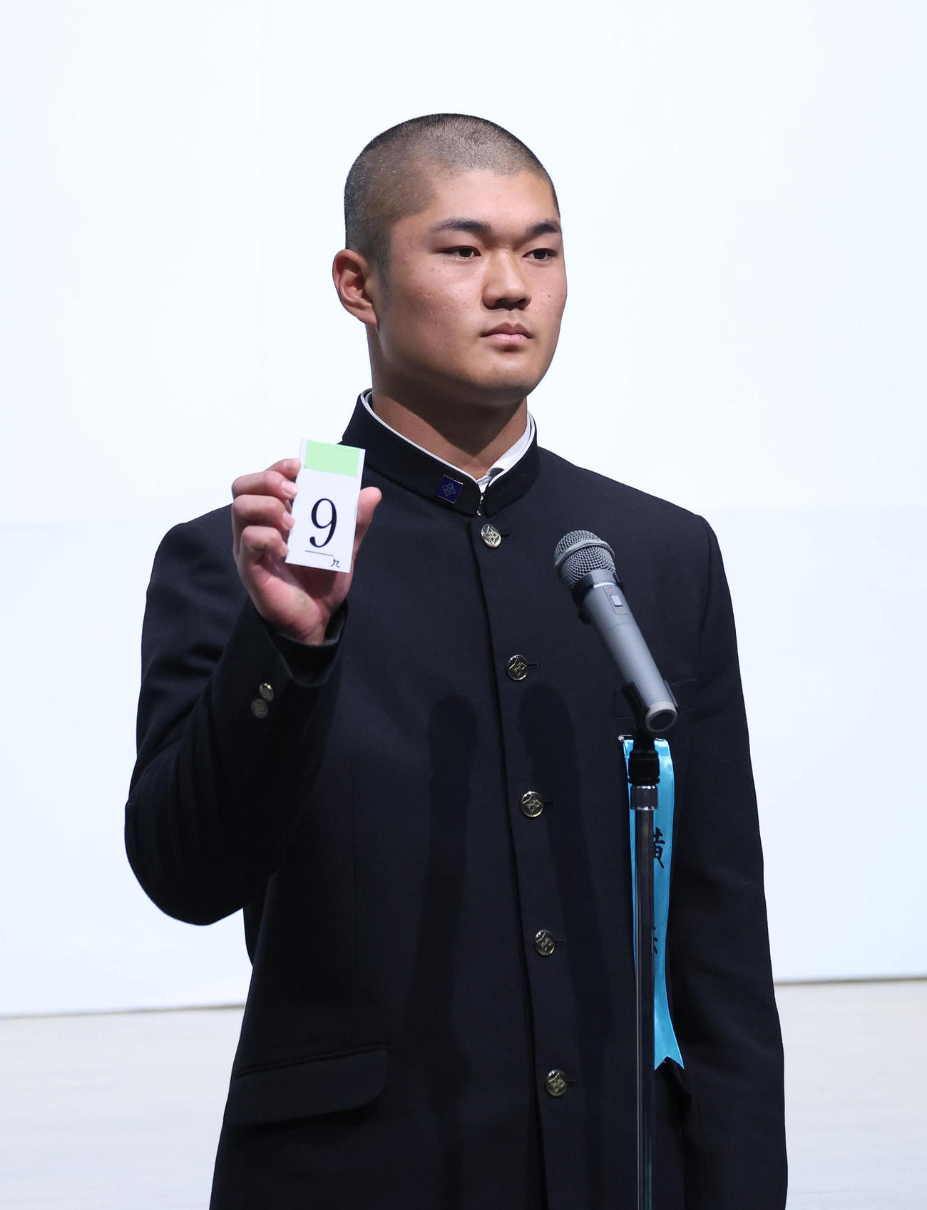 9番の番号札を読み上げる横浜・阿部主将（撮影・白石智彦）