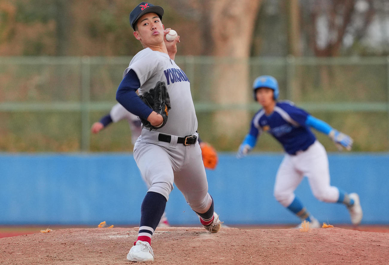 横浜対東大　8回、横浜4番手で登板し力投する奥村頼（撮影・垰建太）