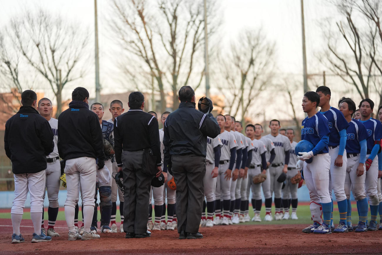 横浜対東大　東大（右）に勝利し整列する横浜ナイン（撮影・垰建太）