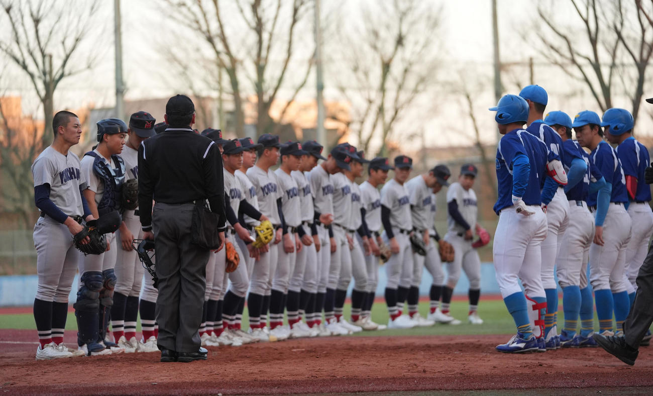 横浜対東大　東大（右）に勝利し整列する横浜ナイン（撮影・垰建太）