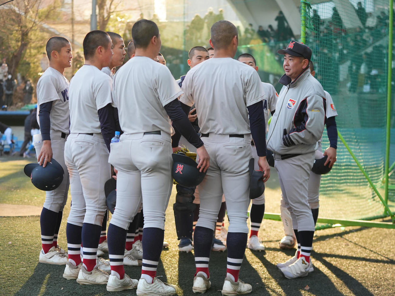 横浜対東大　試合中、指示を出す横浜・村田監督（撮影・垰建太）