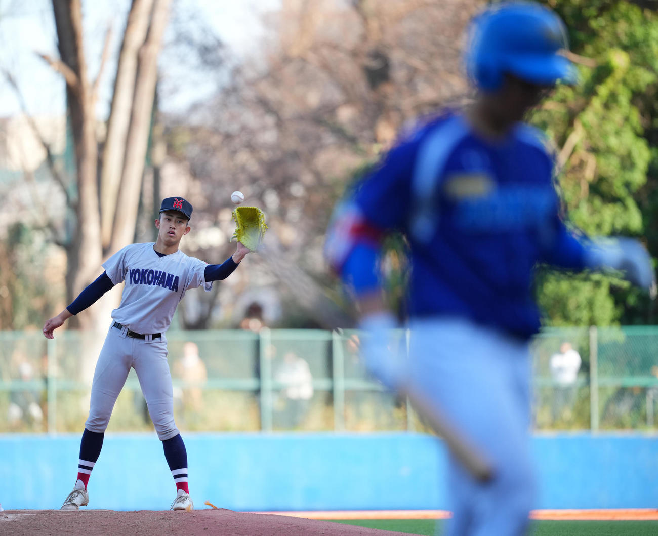 横浜対東大　力投する横浜先発の織田（中央）（撮影・垰建太）