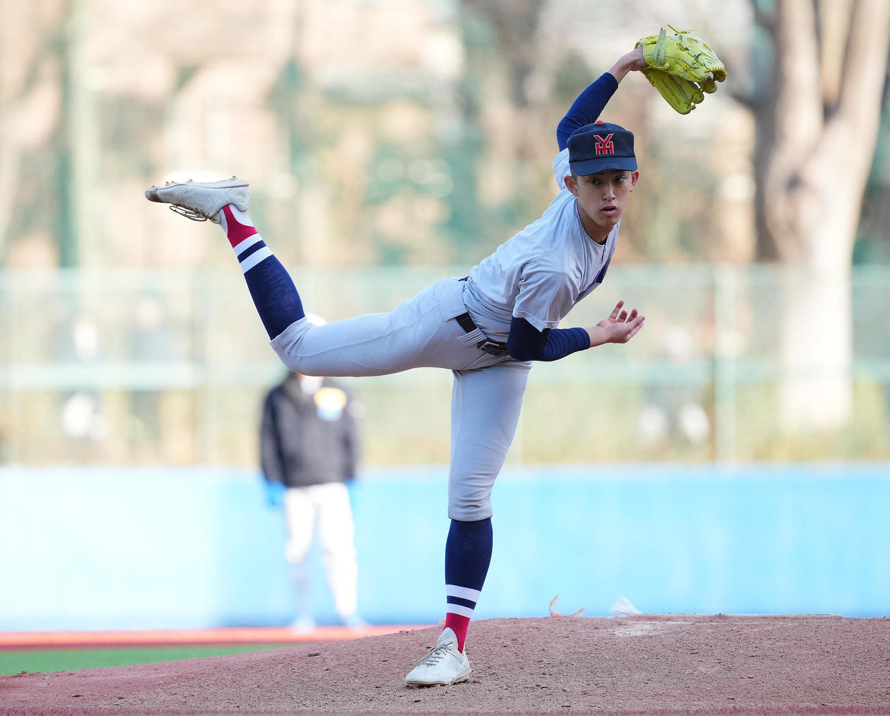 横浜対東大　力投する横浜先発の織田（中央）（撮影・垰建太）