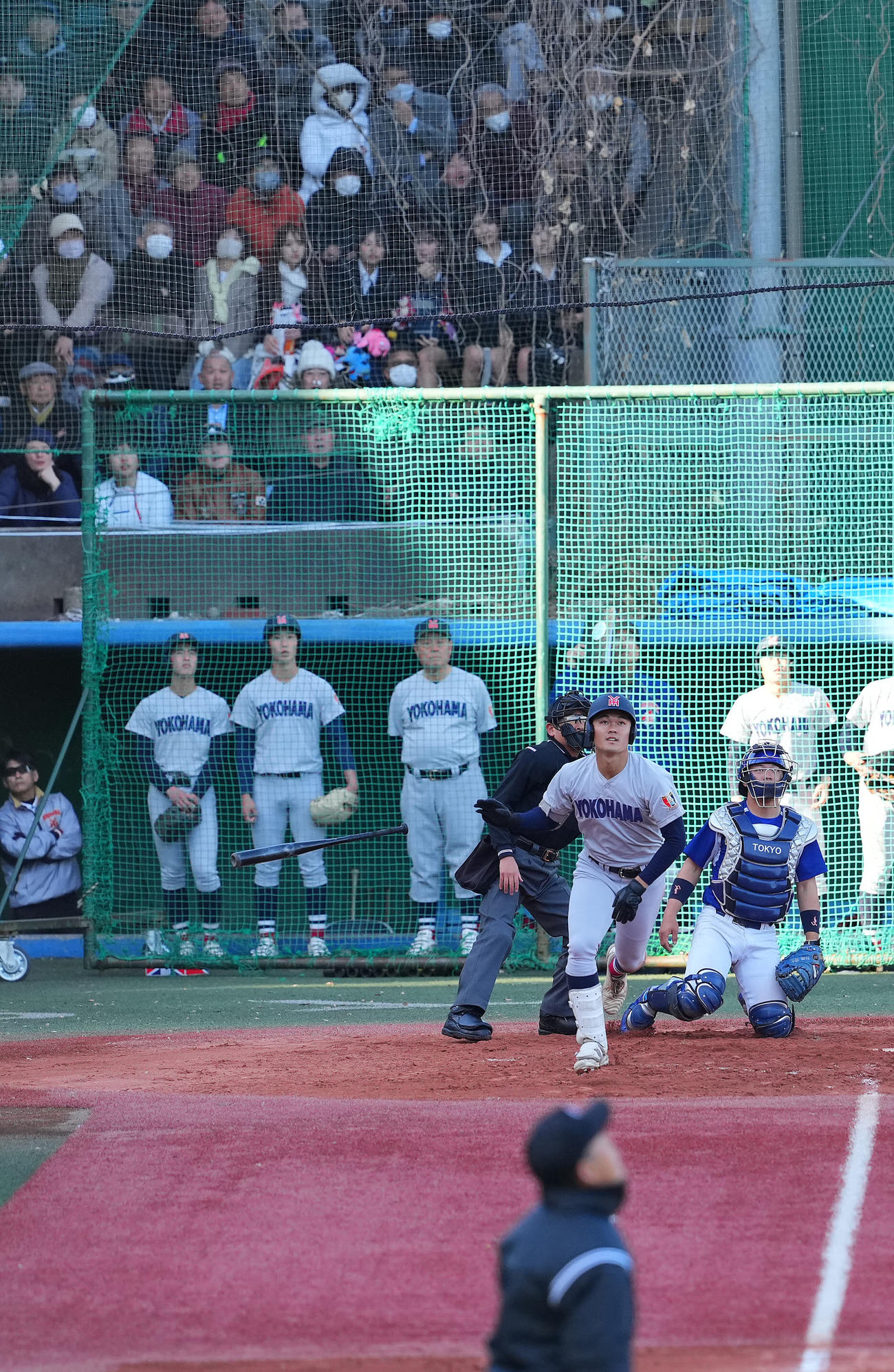 横浜対東大　2回表横浜2死二、三塁、右越え3点本塁打を放つ阿部葉（撮影・垰建太）