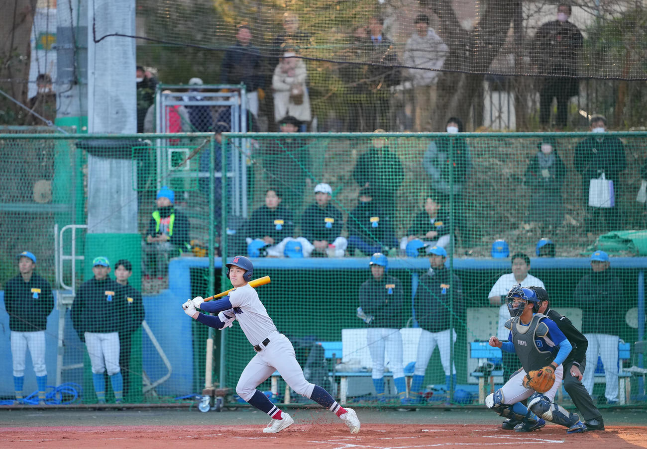 横浜対東大　7回表横浜1死二塁、適時二塁打を放つ奥村頼（撮影・垰建太）