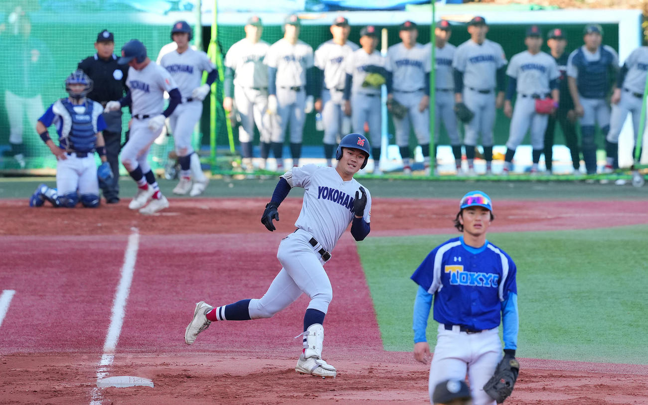 横浜対東大　2回表横浜2死二、三塁、右越え3点本塁打を放ち笑顔を見せる阿部葉（撮影・垰建太）