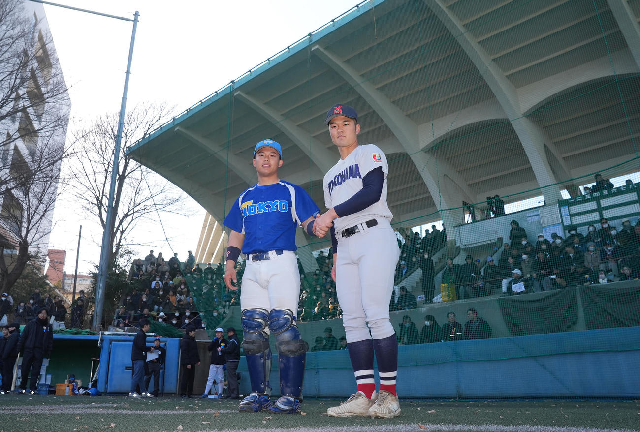横浜対東大　試合前、握手を交わす阿部（右）と東大・杉浦（撮影・垰建太）