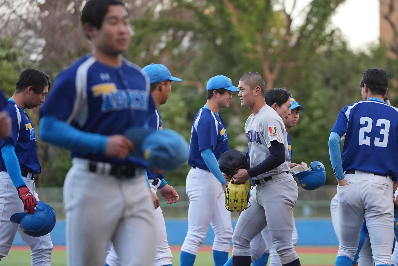 横浜対東大　東大に勝利した横浜・阿部葉（右から4人目）は試合後に東大の選手たちとあいさつを交わす（撮影・垰建太）