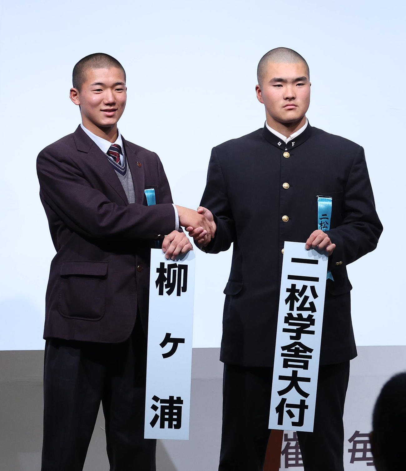 センバツでの対戦が決まり握手を交わし健闘を誓う柳ケ浦・田原主将（左）と二松学舎大付・日笠主将（撮影・白石智彦）