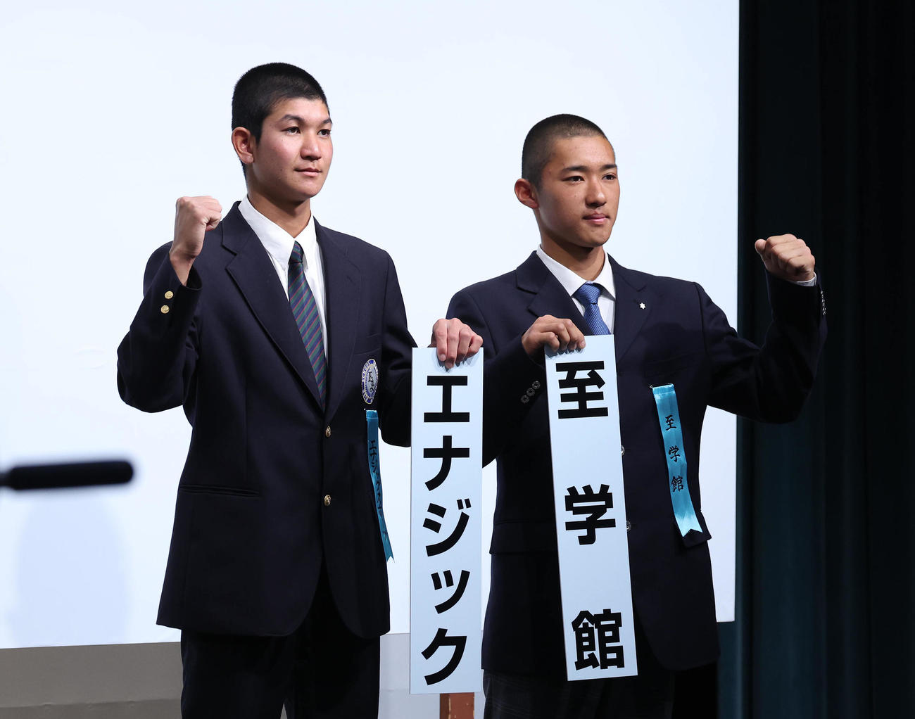 センバツでの対戦が決まりガッツポーズで健闘を誓うエナジック・砂川主将（左）と至学館・船橋主将（撮影・白石智彦）