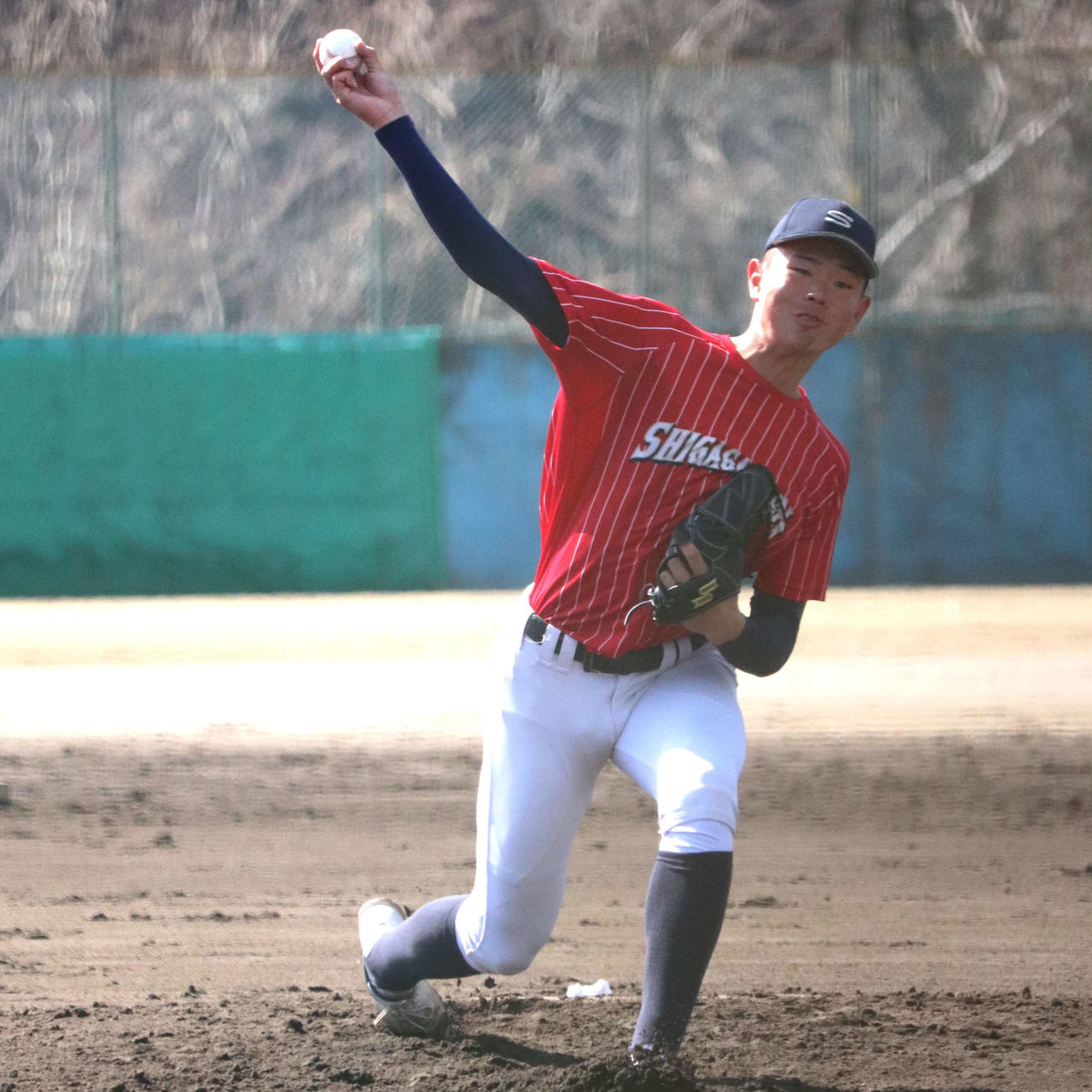 知徳（静岡）との練習試合に登板した、滋賀学園のエース・長崎蓮汰（撮影・中島麗）