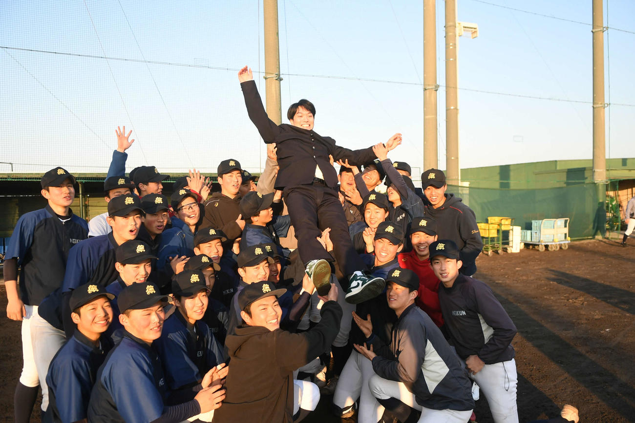 東大に合格した新潟明訓長谷川は後輩部員に胴上げされる