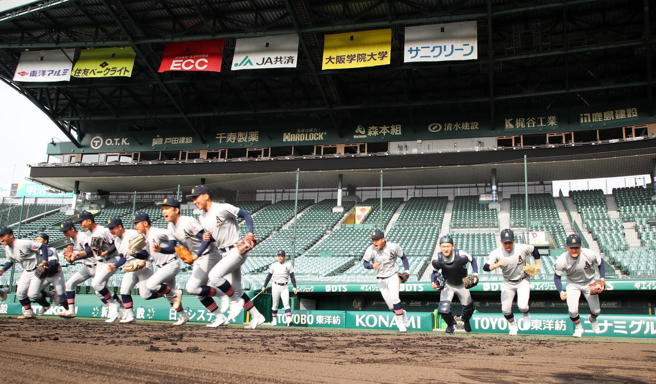 甲子園練習が始まりグラウンドへ駆け出す青森山田ナイン（撮影・加藤哉）