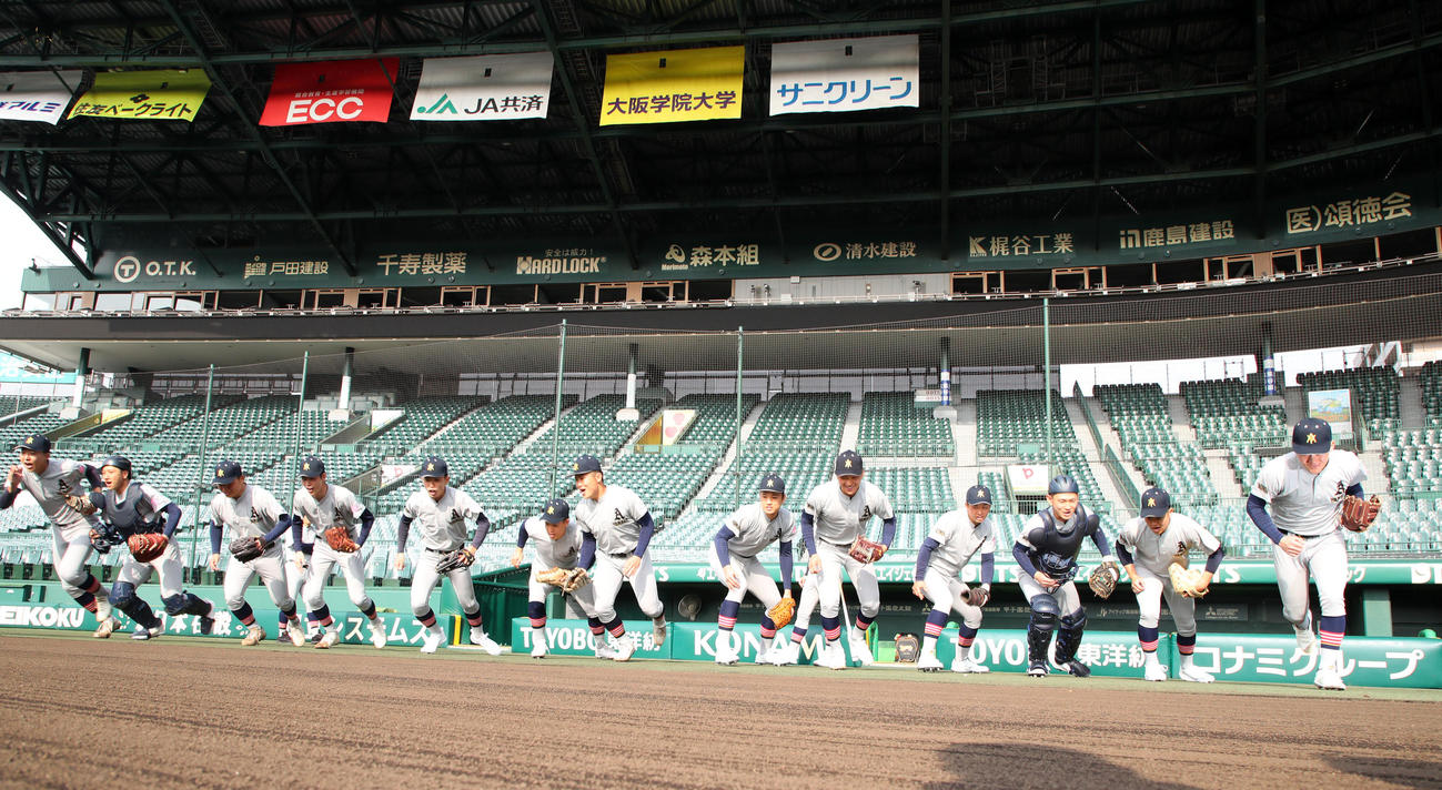甲子園練習が始まりグラウンドへ駆け出す青森山田ナイン（撮影・加藤哉）