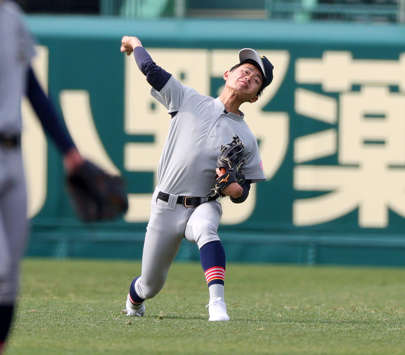シートノックする青森山田・青森山田・佐藤洸（撮影・上山淳一）