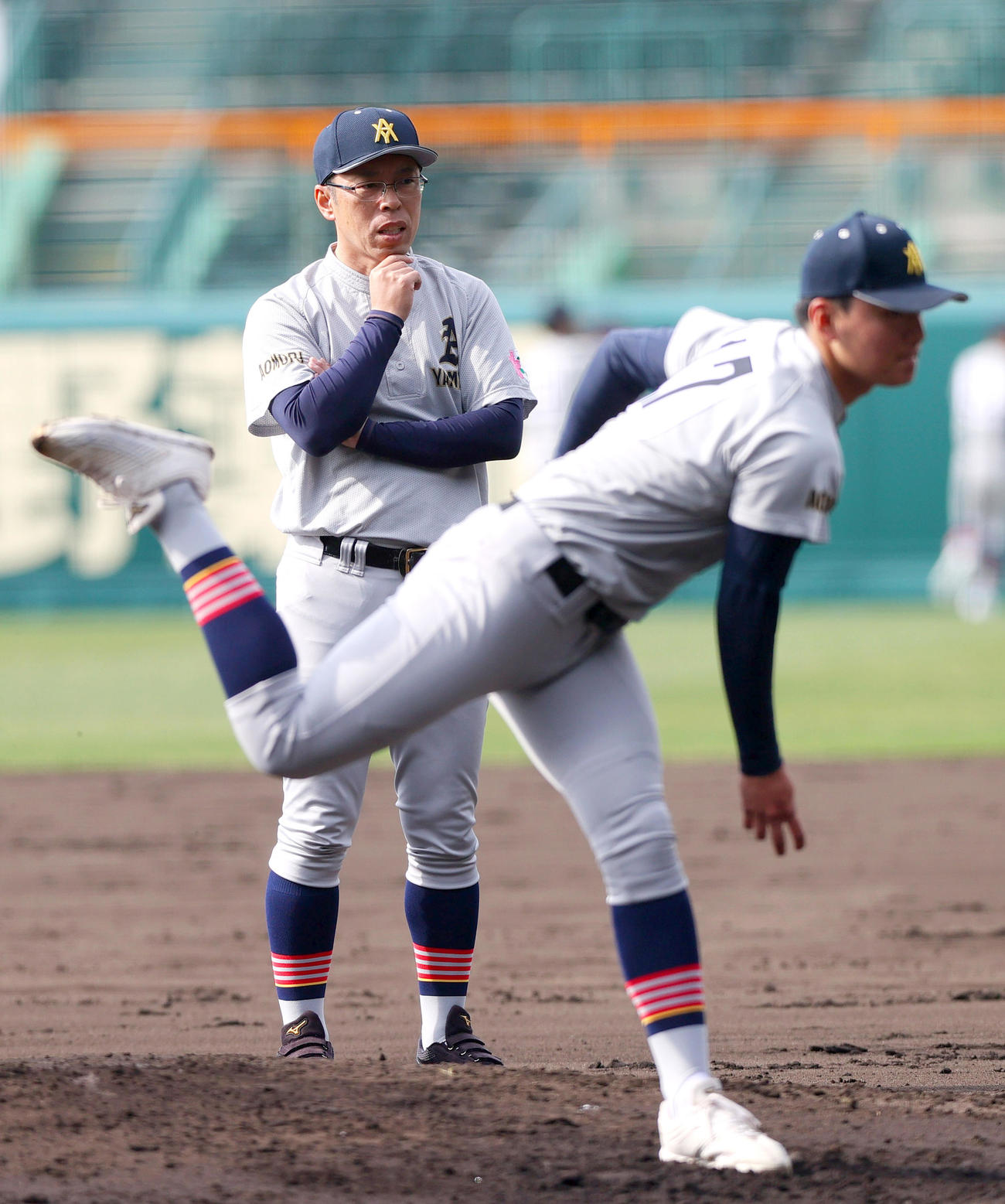 甲子園練習で投手陣を見つめる青森山田・兜森監督（撮影・上山淳一）
