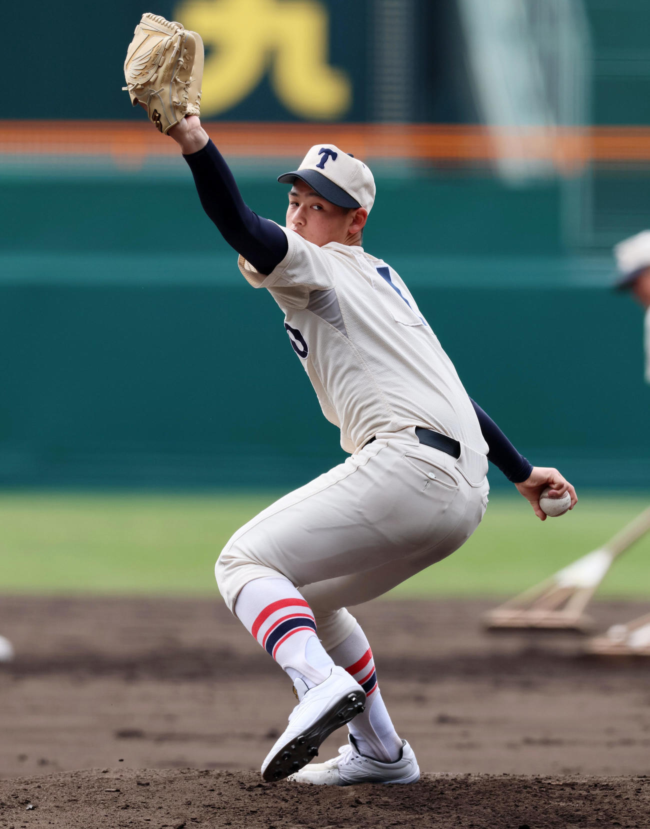 甲子園のマウンドから投球練習する東洋大姫路・阪下（撮影・加藤哉）