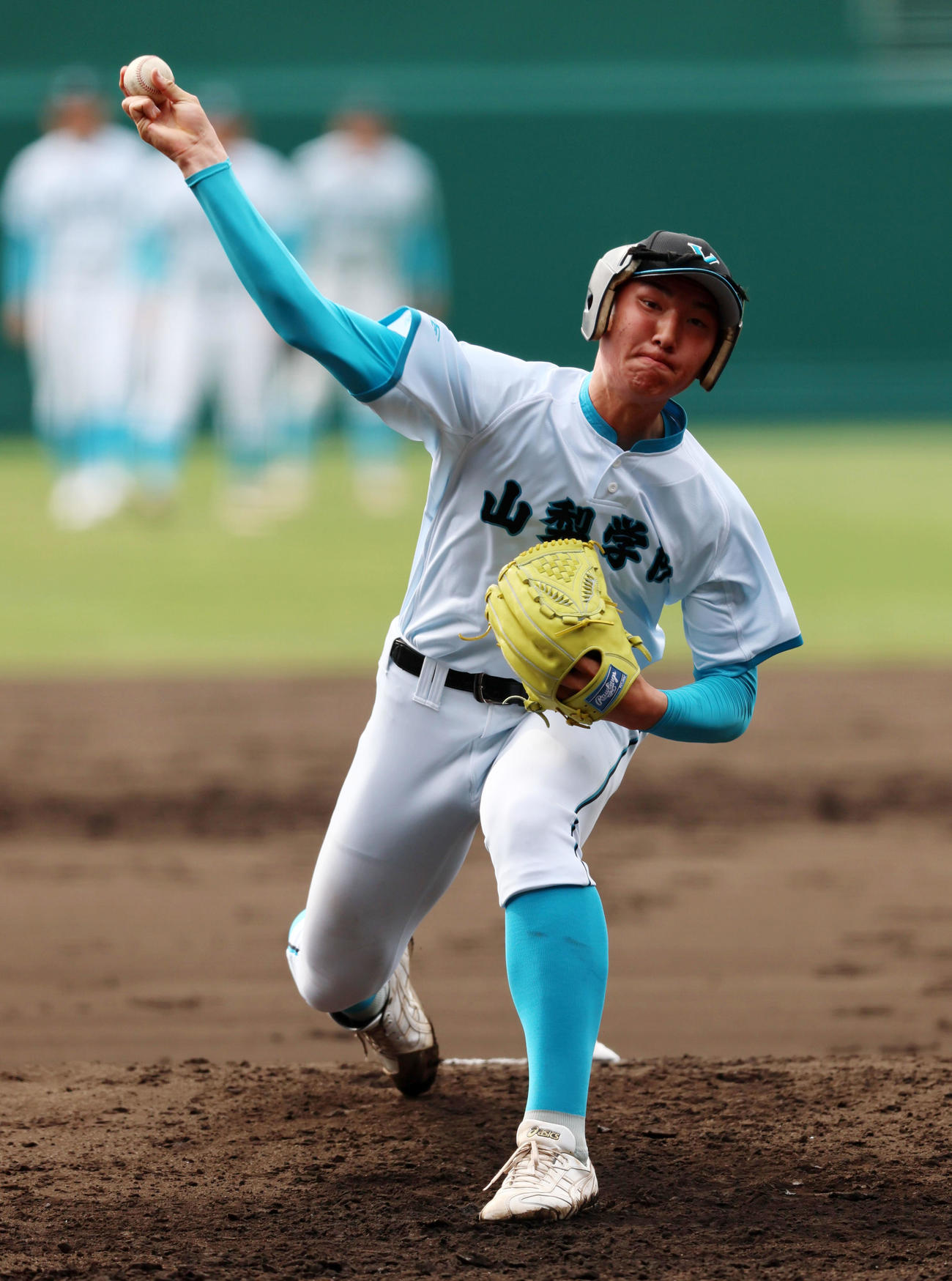 甲子園のマウンドから投球練習する山梨学院・菰田（撮影・加藤哉）