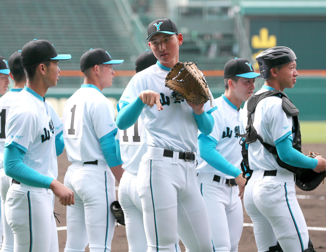 山梨学院・菰田（中央）は梅村主将（左）と話す（撮影・上山淳一）
