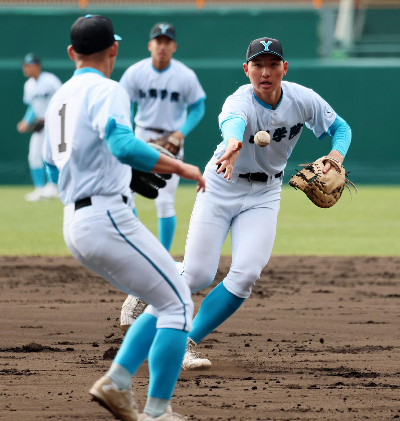投内連係プレーの練習を行う山梨学院・菰田（撮影・加藤哉）