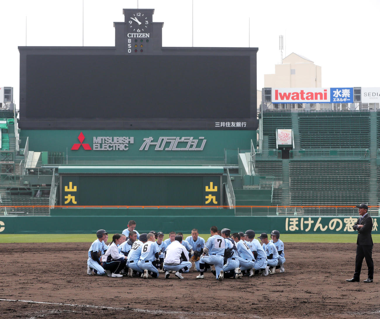 マウンド付近で円陣を組む横浜清陵の選手ら（撮影・上山淳一）