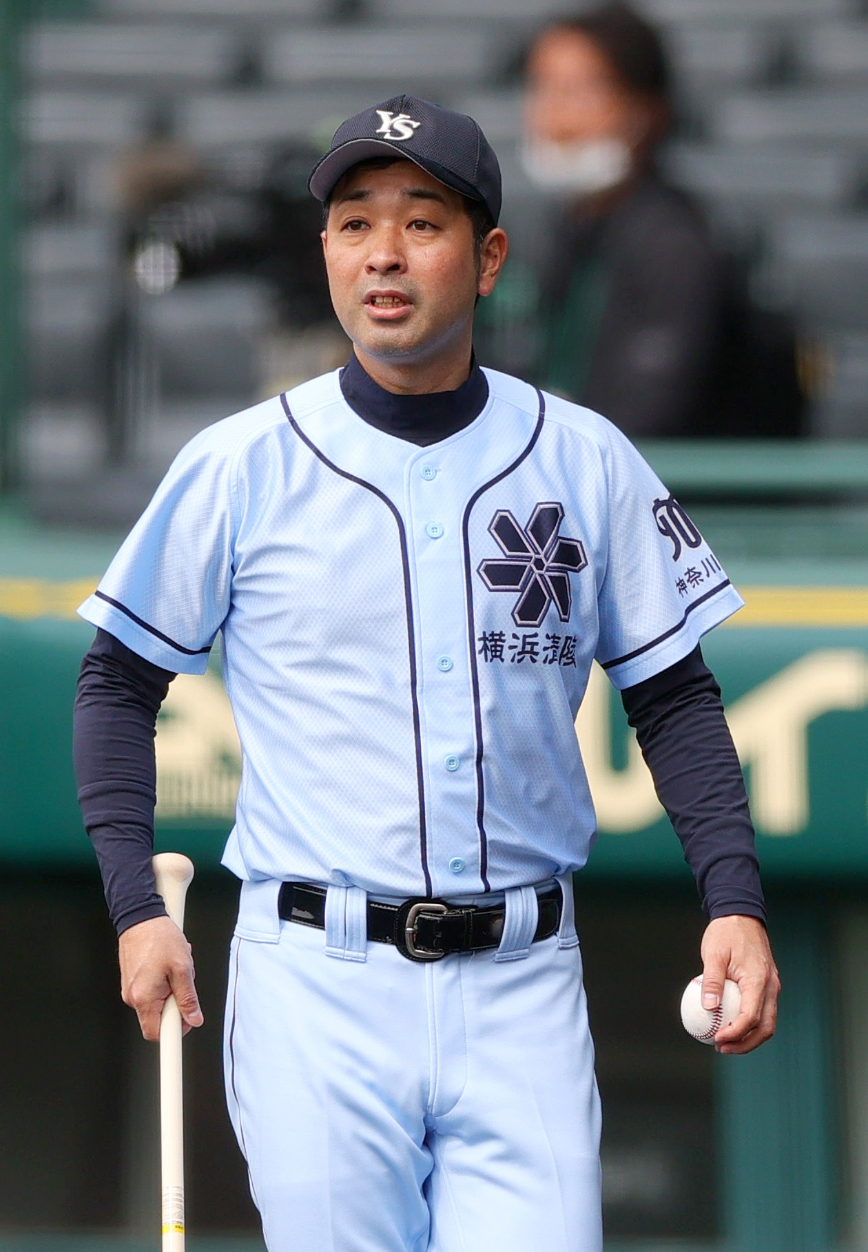 横浜清陵・野原監督は甲子園練習でノックする（撮影・上山淳一）