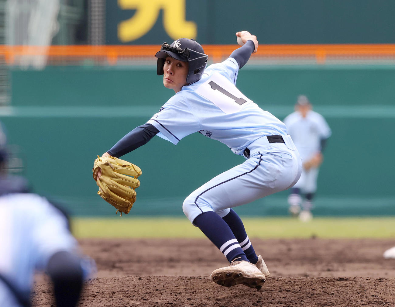 甲子園のマウンドで投げる横浜清陵のエース内藤（撮影・上山淳一）