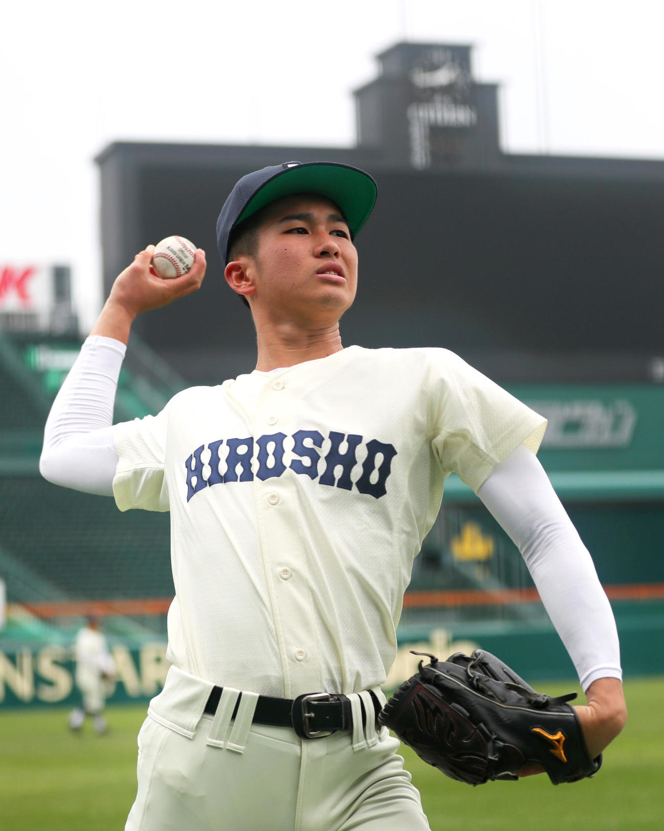 甲子園練習でキャッチボールする広島商のエース大宗（撮影・上山淳一）