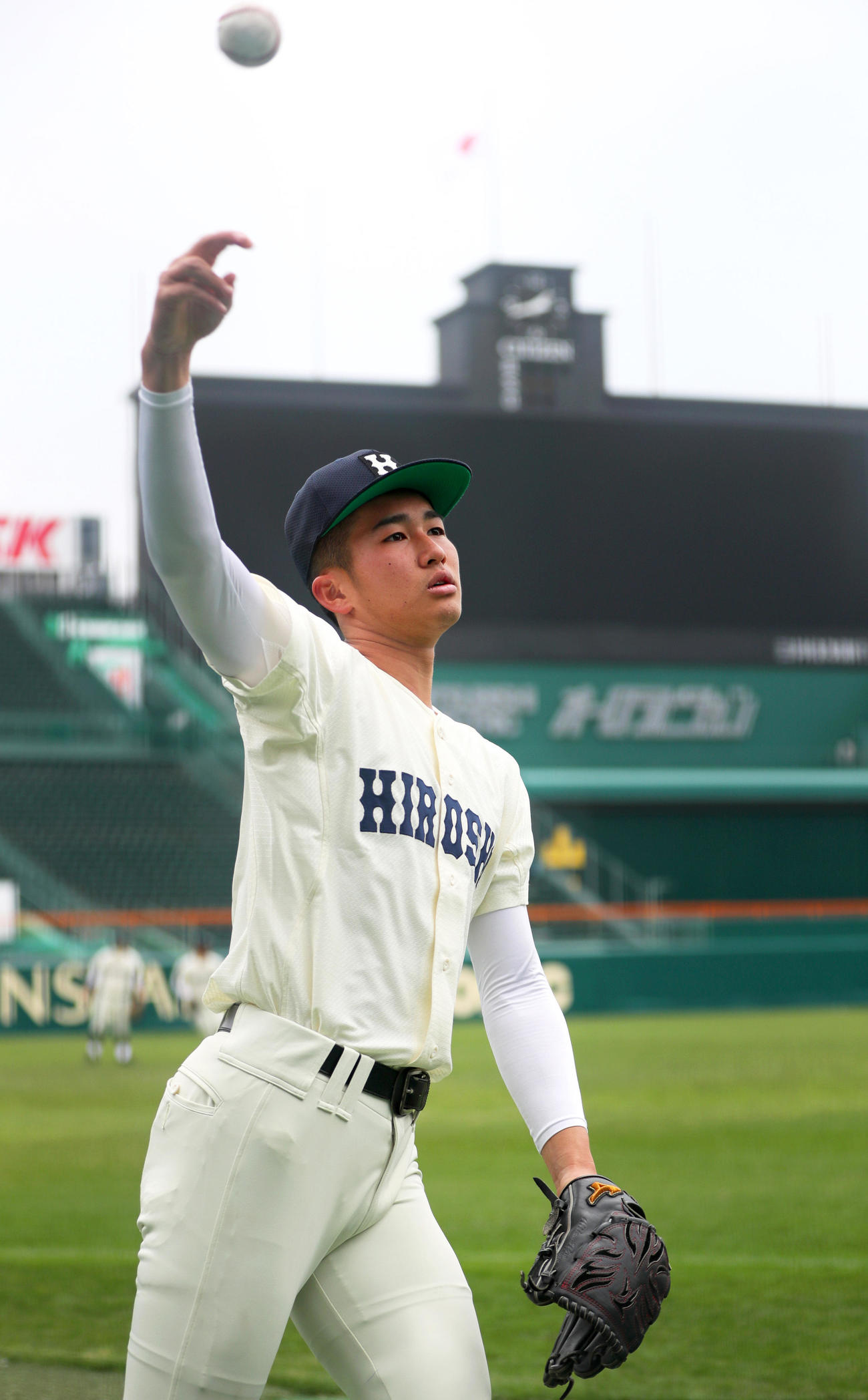 甲子園練習でキャッチボールする広島商のエース大宗（撮影・上山淳一）