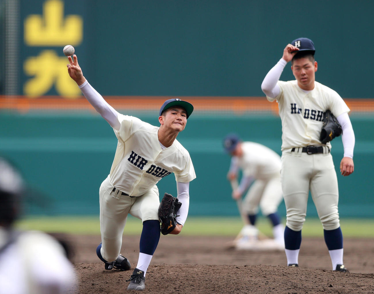 甲子園練習で投球する広島商のエース大宗。右は徳永（撮影・上山淳一）