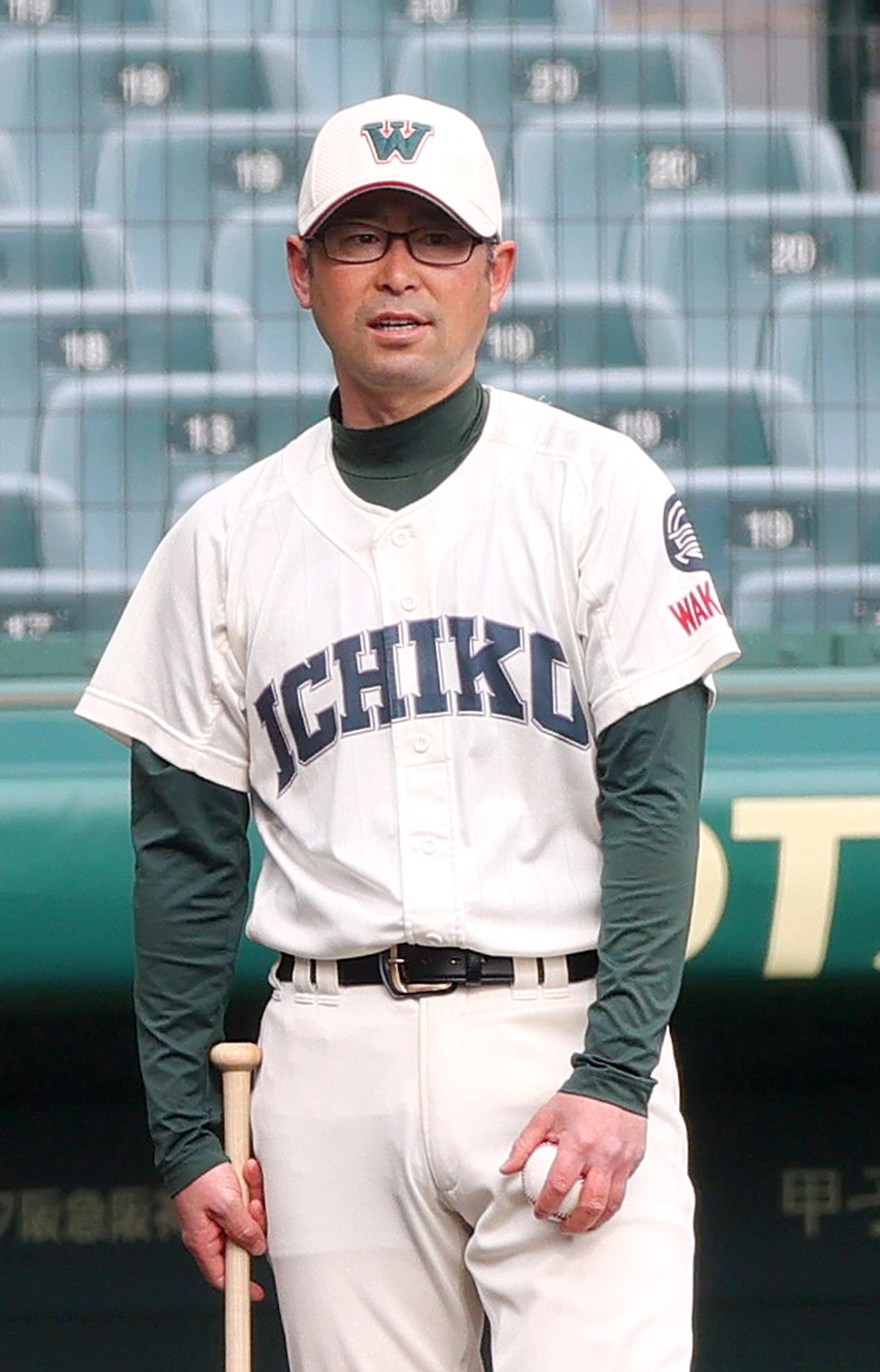 市和歌山・半田監督は甲子園練習でノックする（撮影・上山淳一）