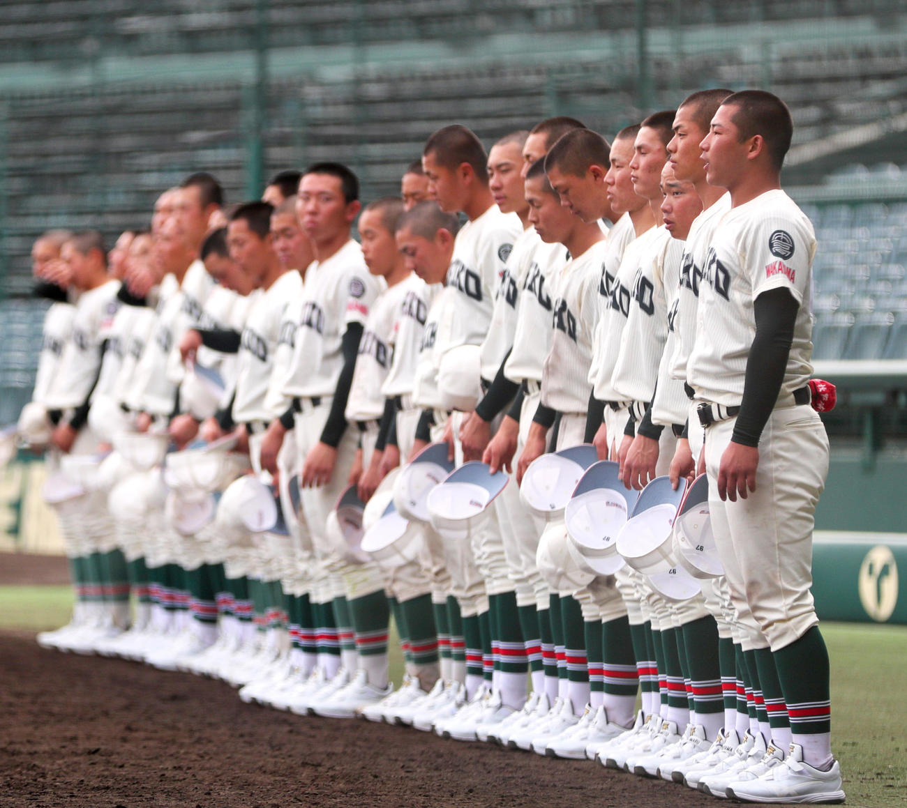 甲子園練習を終えあいさつする市和歌山の選手ら（撮影・上山淳一）
