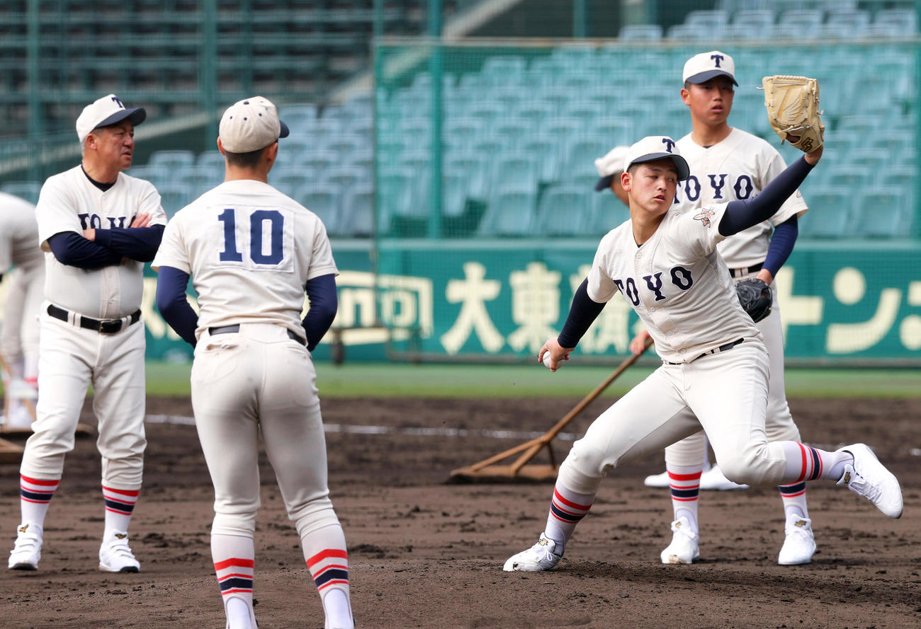 甲子園でエース阪下（右）の投球を確認する東洋大姫路・岡田監督（左）（撮影・上山淳一）