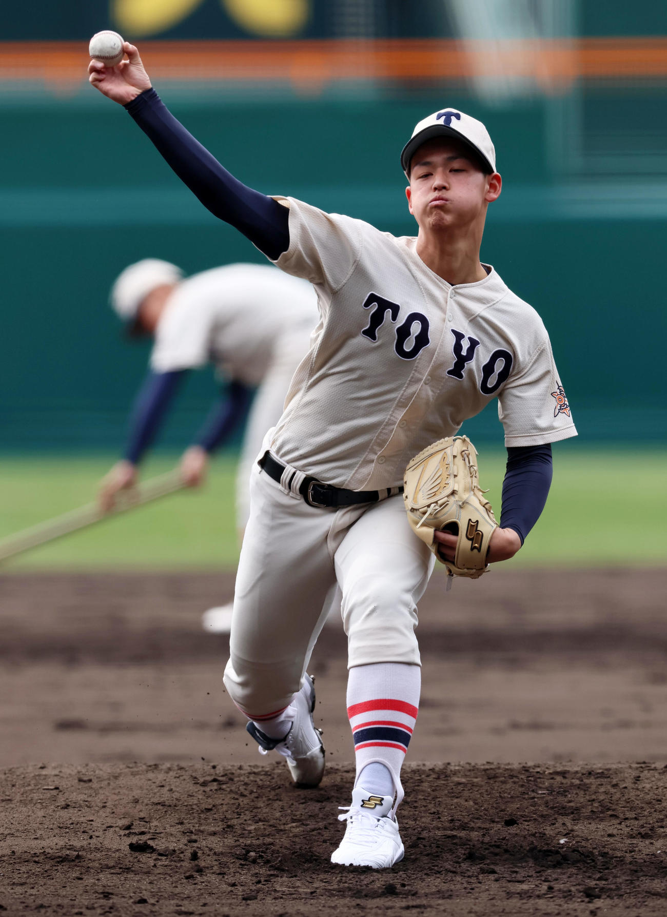 甲子園のマウンドから投球練習する東洋大姫路・阪下（撮影・加藤哉）