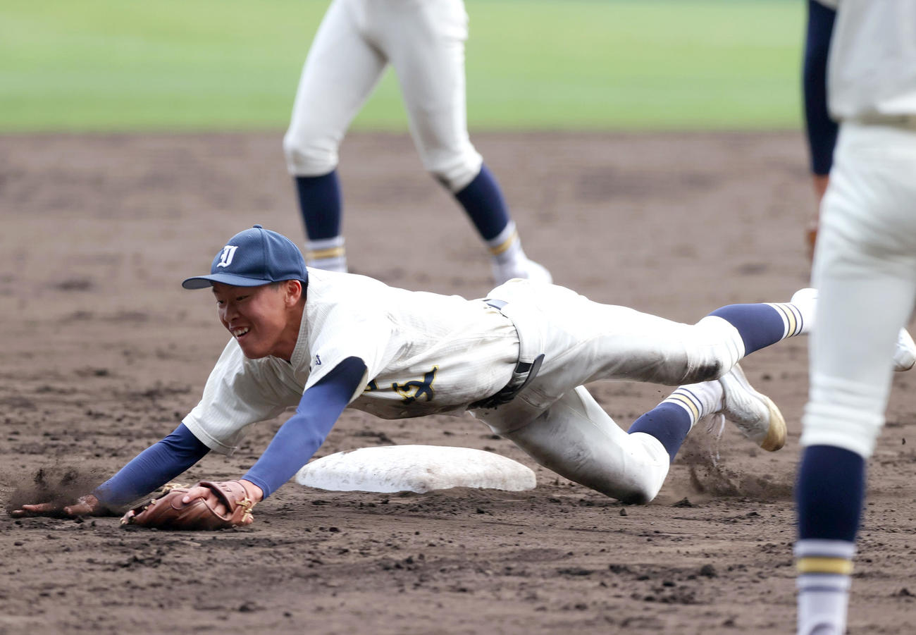 甲子園練習で打球に飛び込む壱岐の中上（撮影・上山淳一）