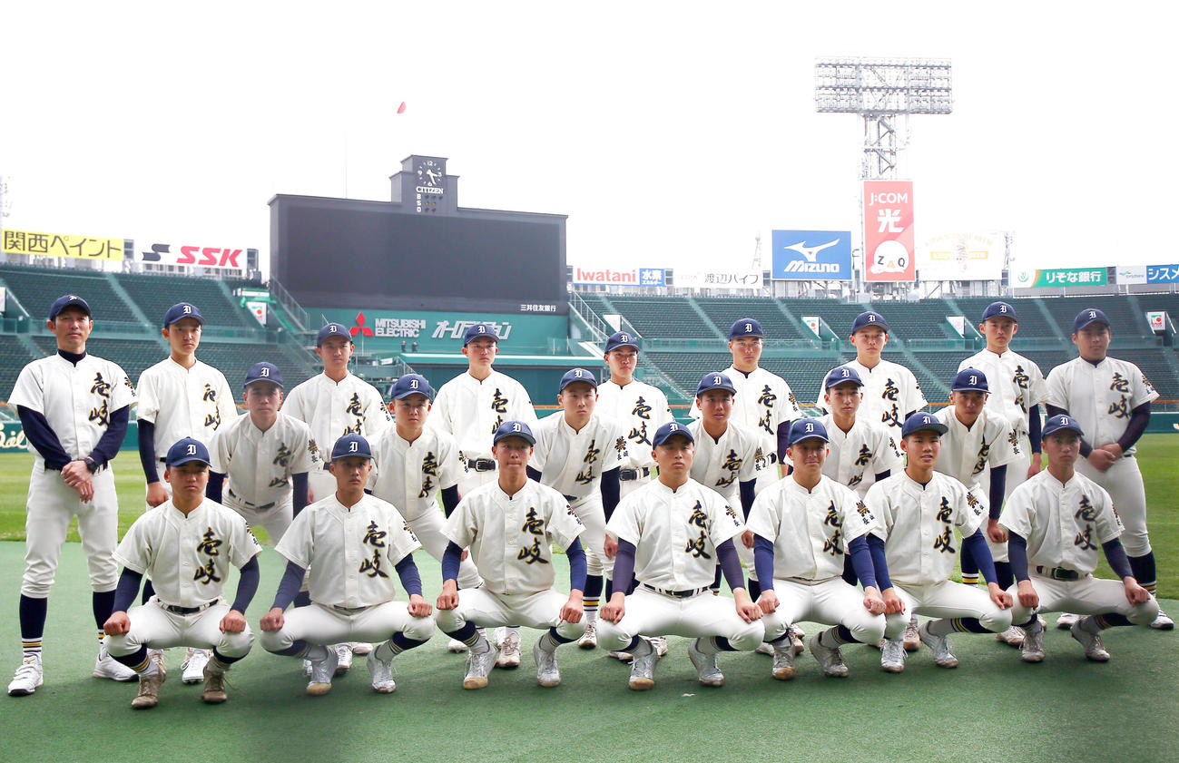 写真撮影する壱岐の選手ら（撮影・上山淳一）