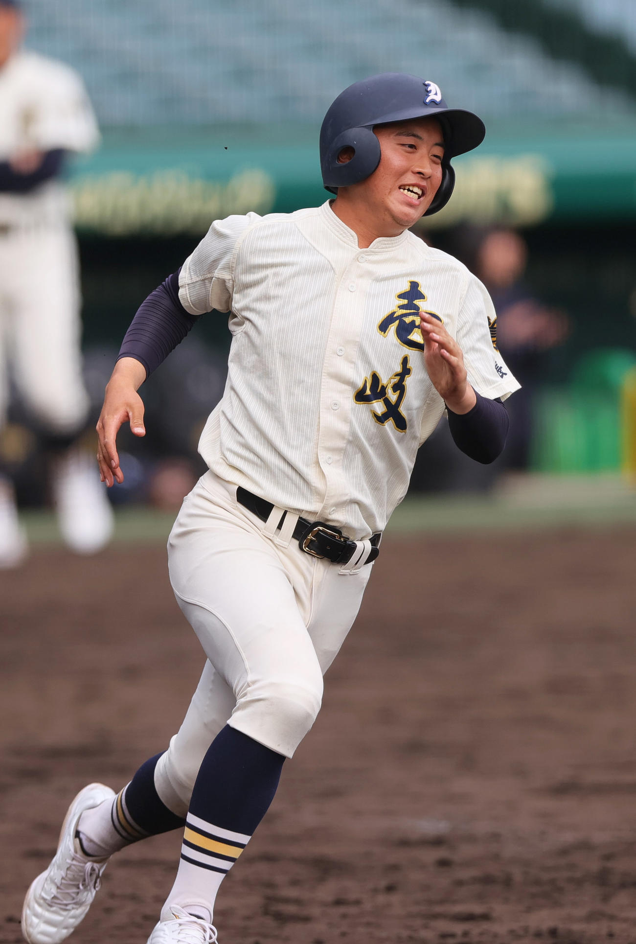 甲子園練習で一塁に駆け出す壱岐の浦上主将（撮影・上山淳一）