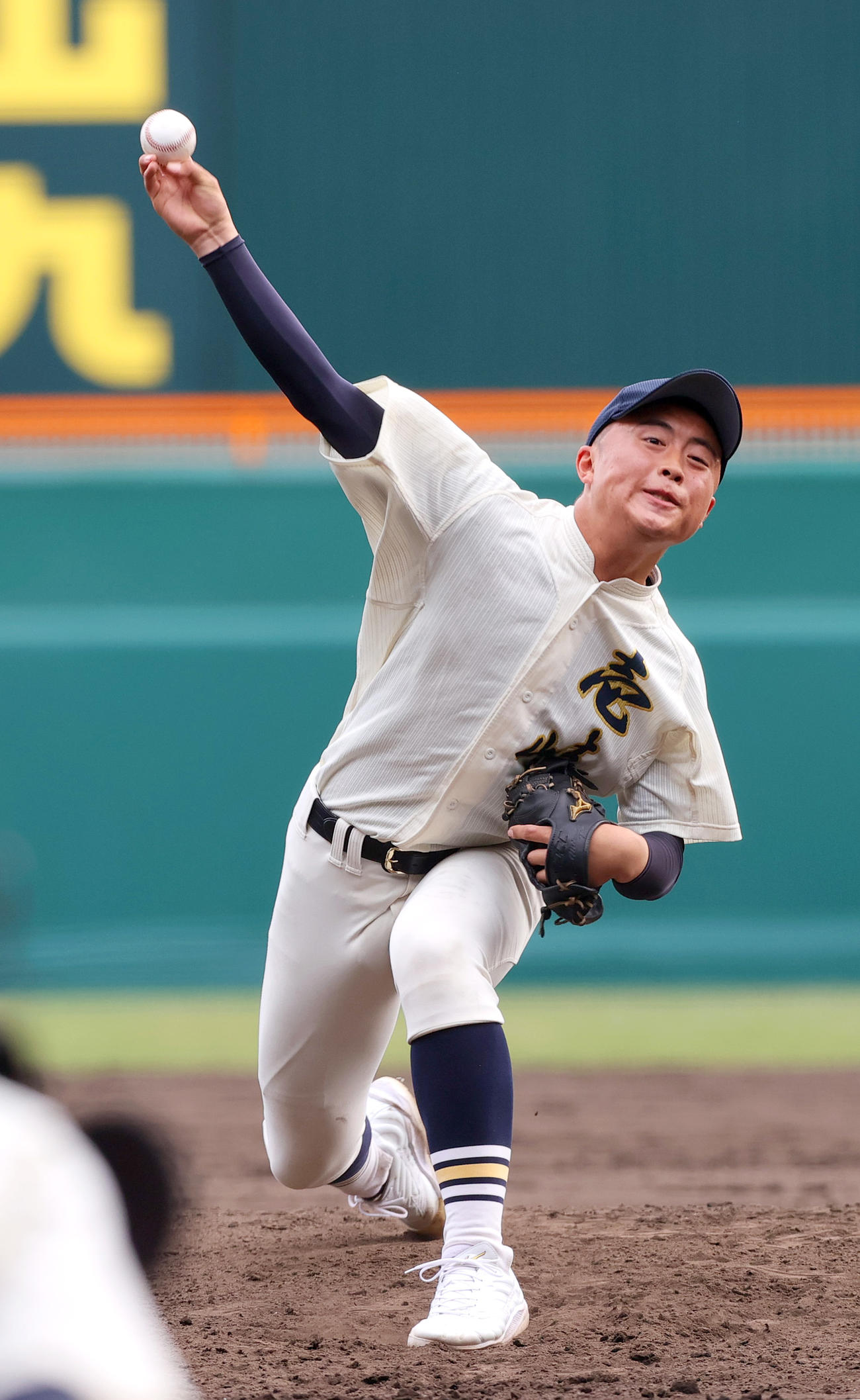 甲子園球場のマウンドで投球練習をする壱岐エースの浦上主将（撮影・上山淳一）