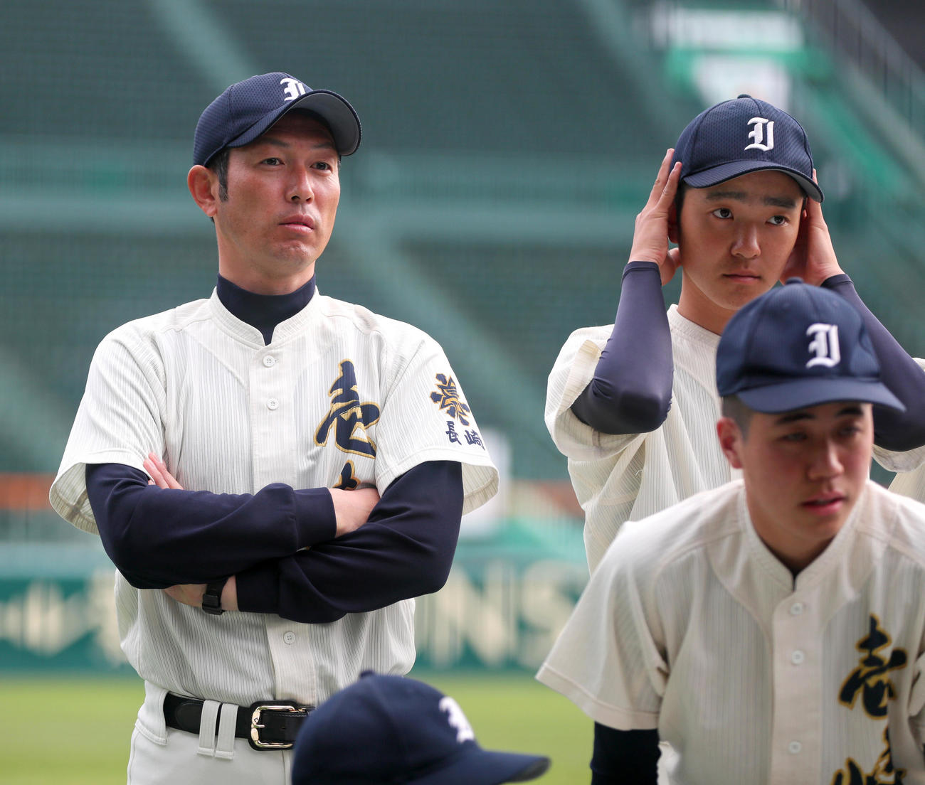 壱岐・坂本監督（左）は選手らと記念撮影する（撮影・上山淳一）