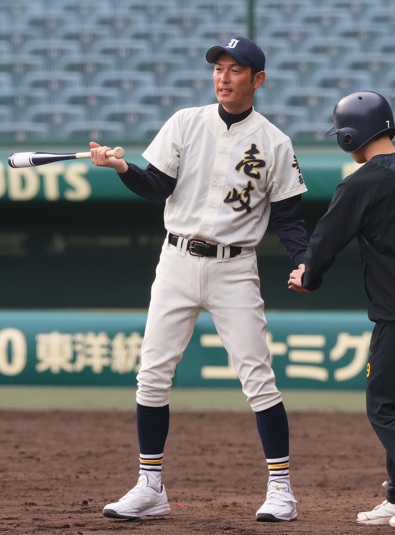 壱岐・坂本監督は甲子園練習でノックする（撮影・上山淳一）