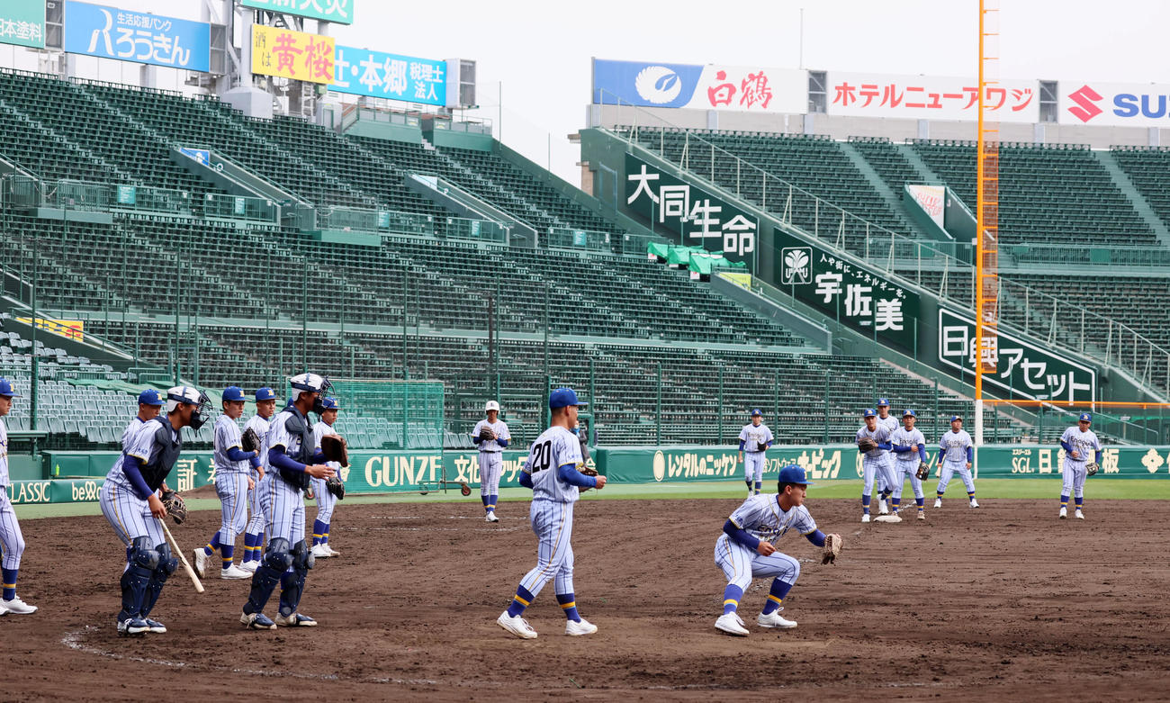 甲子園練習を行うエナジックスポーツナイン（撮影・加藤哉）