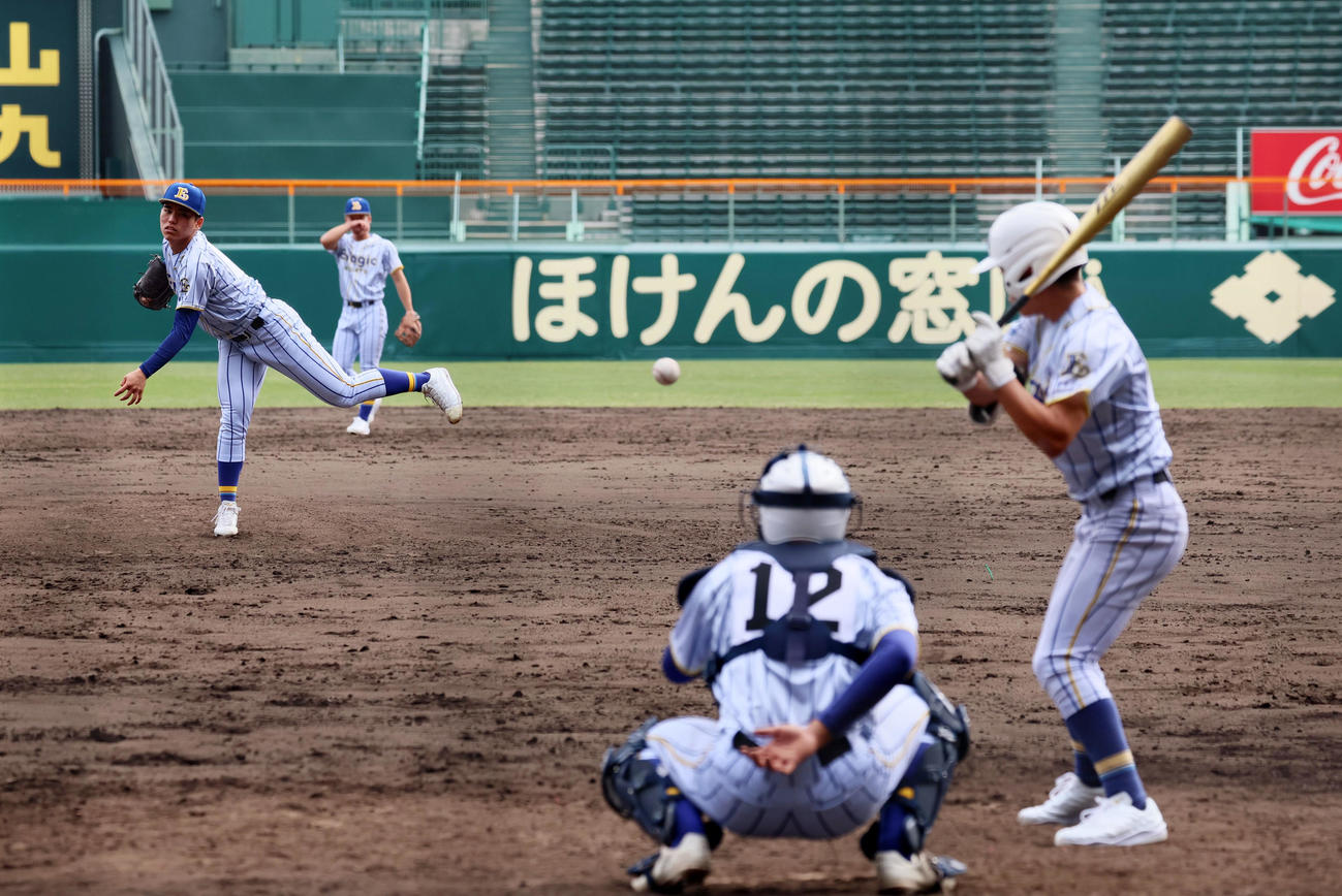マウンドから投球練習するエナジックスポーツ・久高（撮影・加藤哉）