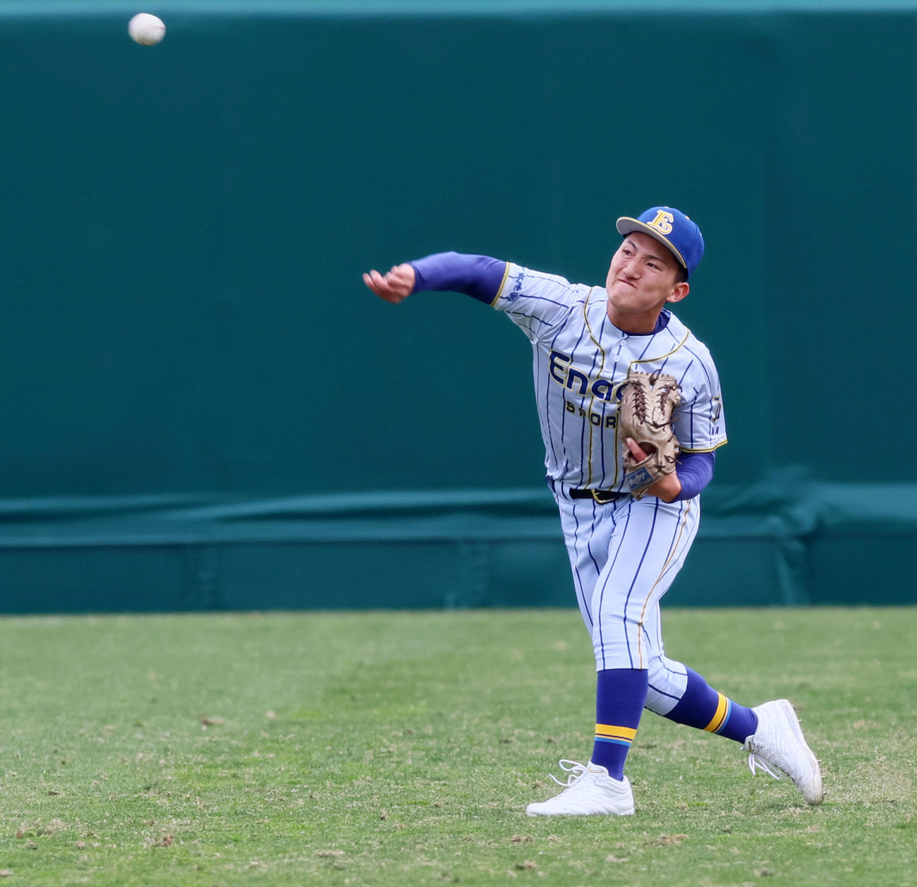 外野で守備練習するエナジックスポーツ・宮城（撮影・加藤哉）