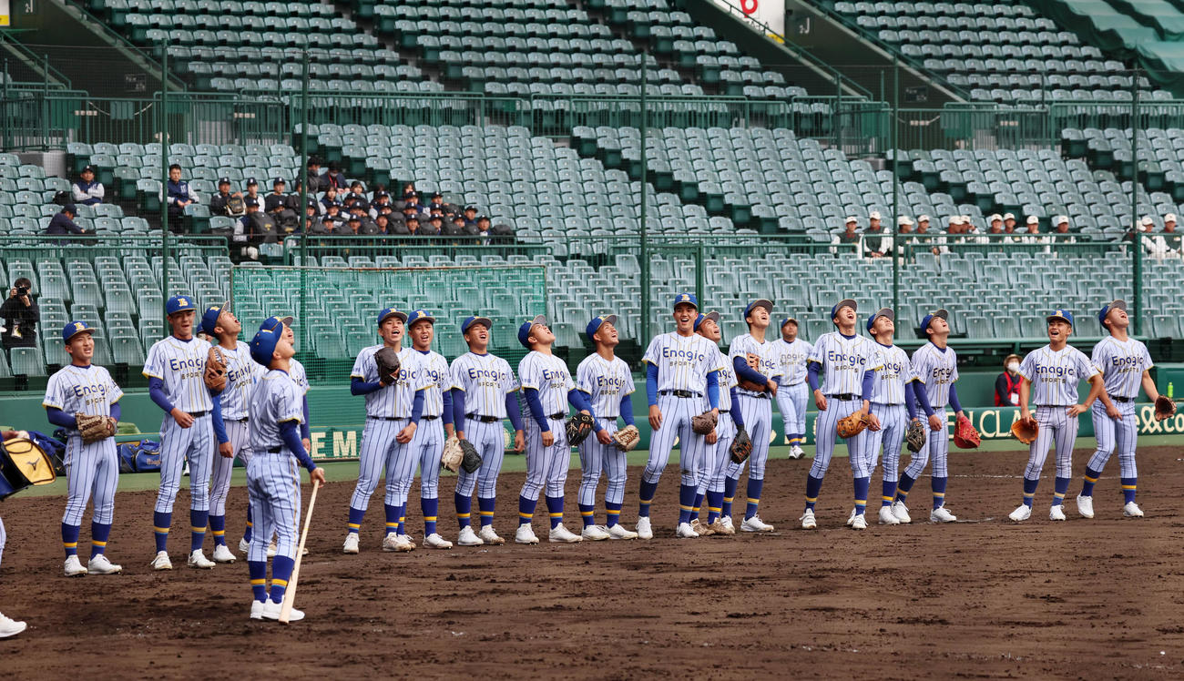 甲子園練習を行うエナジックスポーツナインはノックで打ち上げたボールをナインが見上げる（撮影・加藤哉）